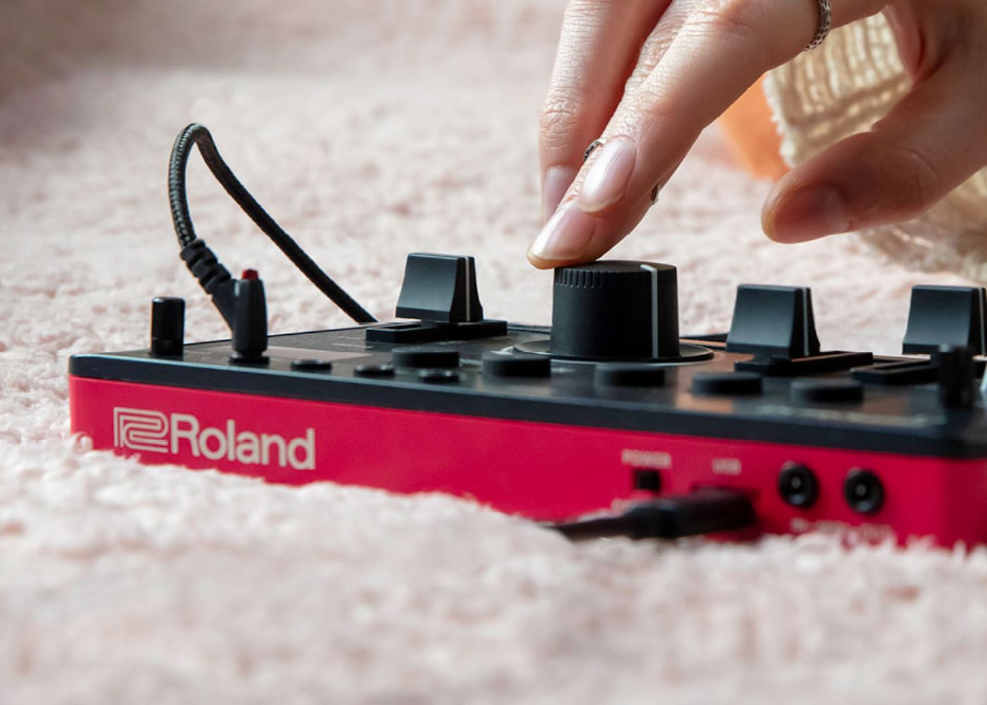Roland E4 AIRA | Voice Tweaker |harmonizes, auto-pitches, vocodes, loops | Waltons Music Roland E4 AIRA | Voice Tweaker |harmonizes, auto-pitches, vocodes, loops