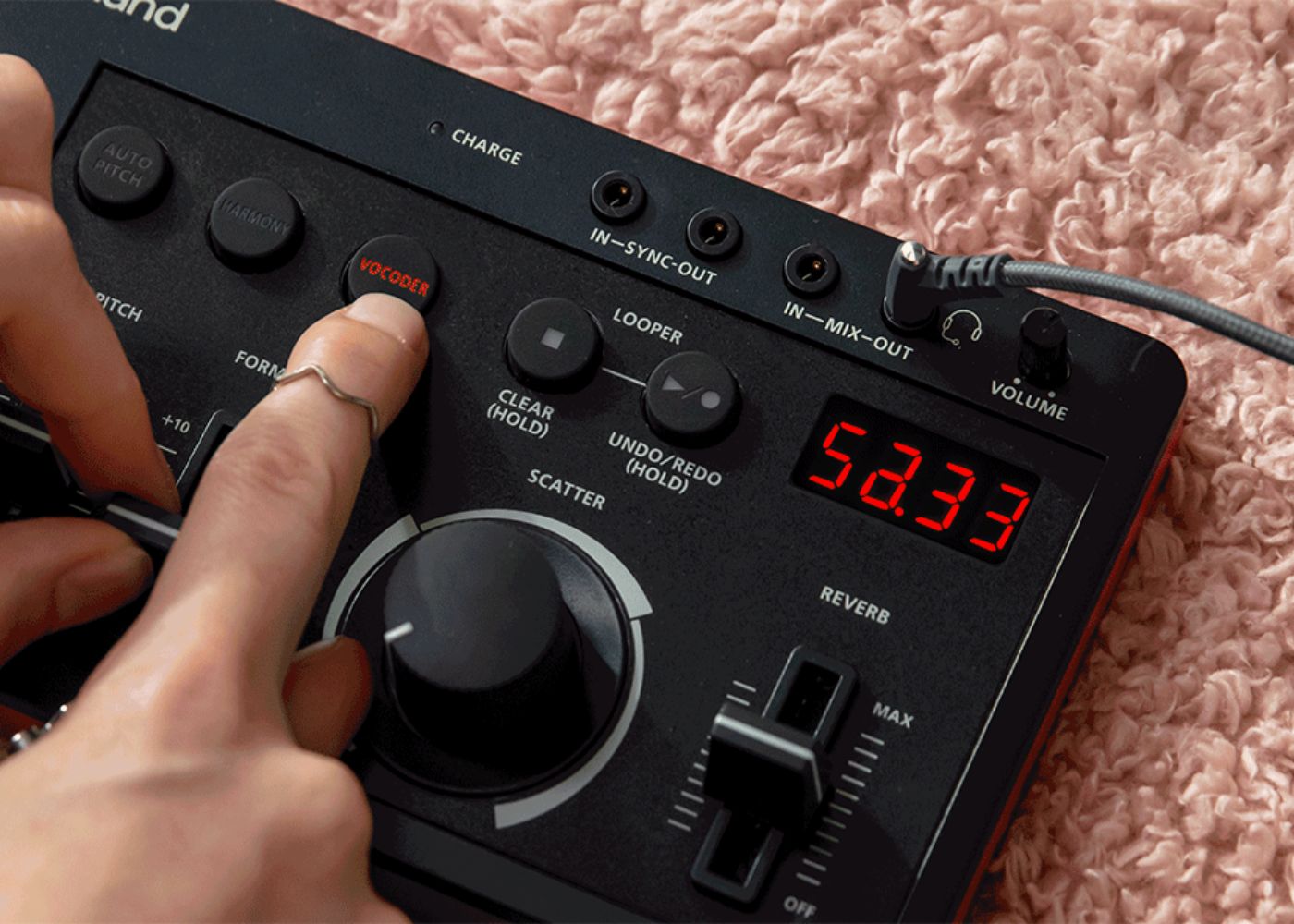 Roland E4 AIRA | Voice Tweaker |harmonizes, auto-pitches, vocodes, loops | Waltons Music Roland E4 AIRA | Voice Tweaker |harmonizes, auto-pitches, vocodes, loops